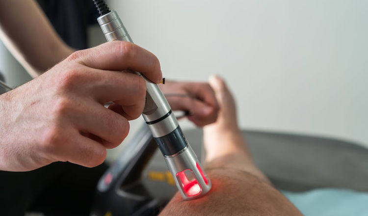 las podczerwony laser emitujący czerwone światło