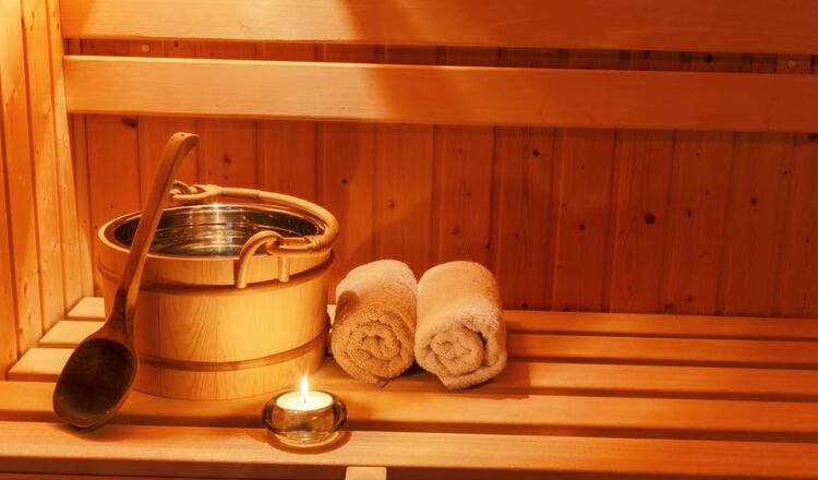 Sauna przeciwskazania Wiaderko z wodą i ręczniki w saunie
